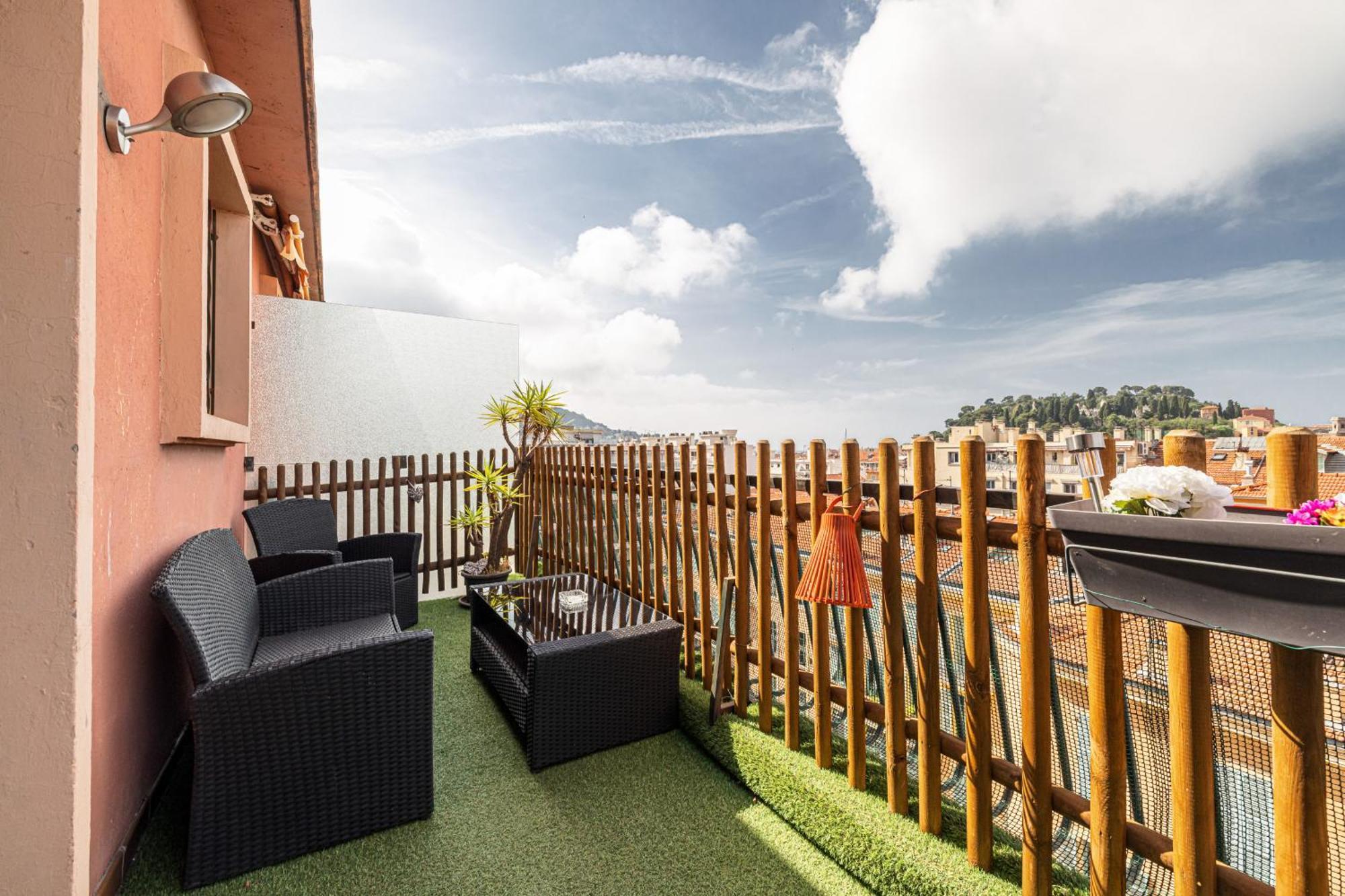 Open Sky Terrace Lage 1 Bdr & Parking * Nice