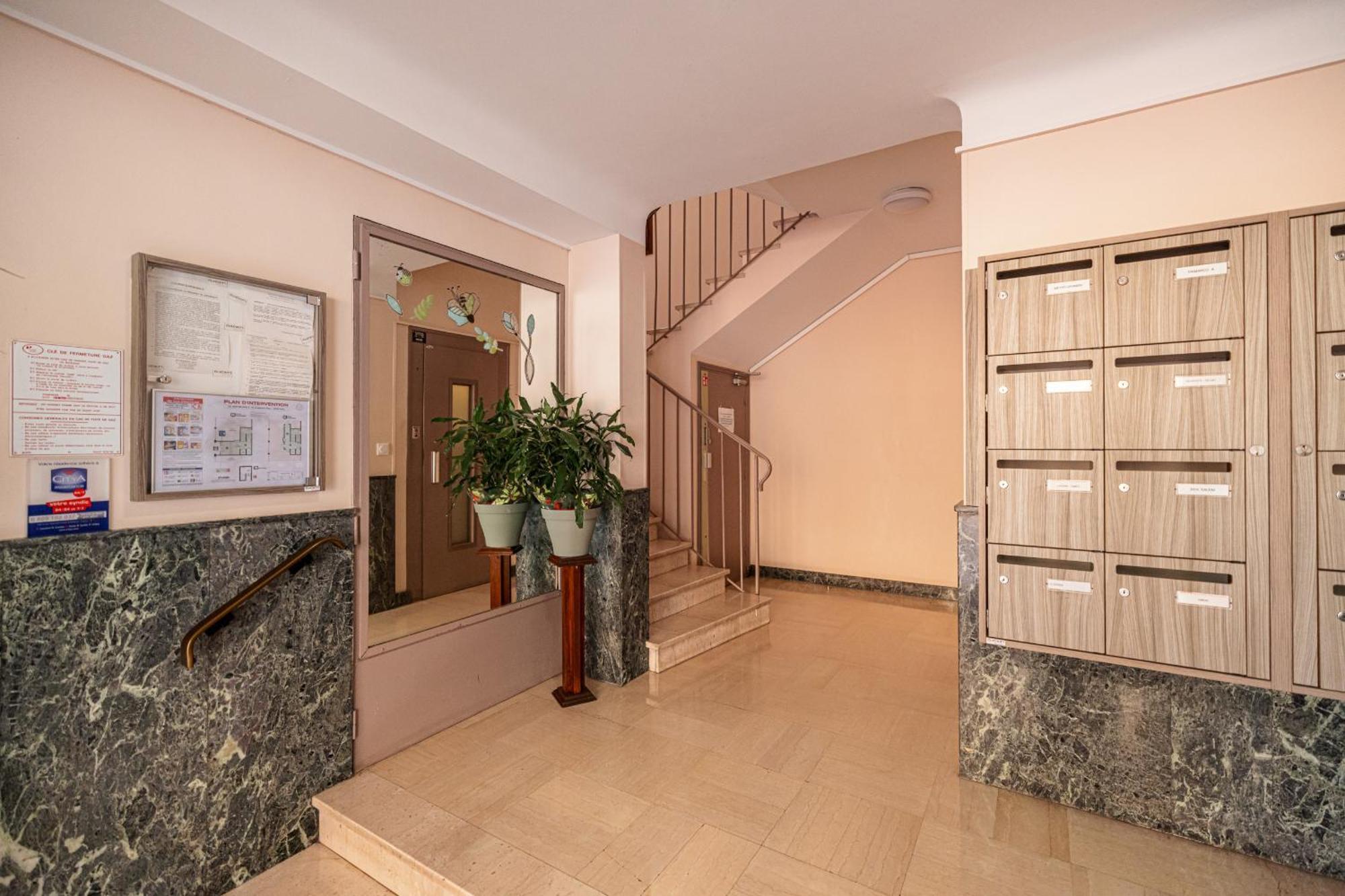 Open Sky Terrace Lage 1 Bdr & Parking Appartement *