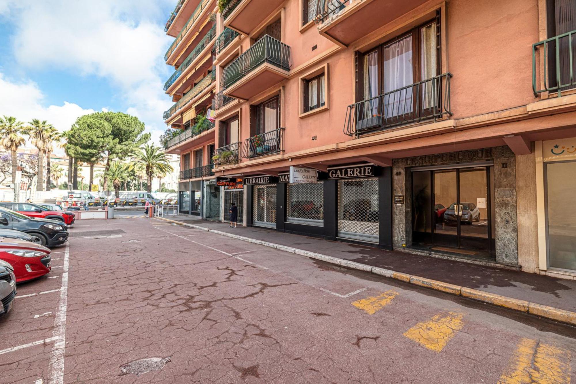 Open Sky Terrace Lage 1 Bdr & Parking *