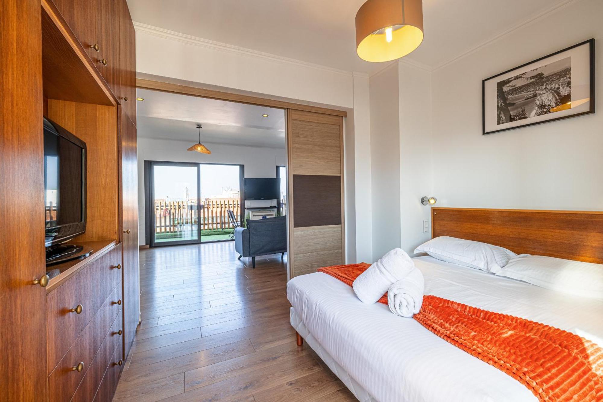 Open Sky Terrace Lage 1 Bdr & Parking
